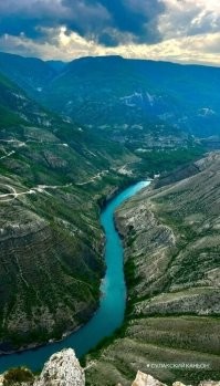 Крайне не люблю всех этих чурок в Москве но съездив в Дагестан поменял мнение о регионе.
Да грязно, плохо водят автомобили, прям за рулем как с ума сходят.
Но люди в обычном общении очень приятные, какой либо агрессии или высокомерия не наблюдал вообще. Безумно красивые горы и какие-то значимые локации, дюна, Гамсутль, Сулакский каньон, и прочее.
Курортной эту республику не назовёшь но для туриста, который едет за новыми видами, впечатлениями, очень шикарно.
Каспийское море, мутное и тёплое, купаться можно.
И да, частенько слышно как из-за горизонта вылетают наши ракеты на службу на сво.
Очень там вкусно готовят баранину, жена до поездки вообще на дух не не переносила, после первого кусочка ханского шашлыка изменила своё мышление, в восторге.
Был и в Чечне, совсем по-другому, очень чисто, вылизано. 
Культ личности отца Кадырова, его портреты везде, это перебор на мой взгляд.
По итогу могу сказать что воспитанный российский турист получит массу приятных впечатлений и удовольствия от посещения.
Очень многие мои знакомые избегали поездки в Дагестан, но после того как я рассказал, съездил и тоже в восторге.