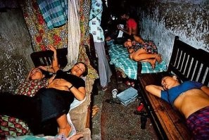 Этих сытых содержанок,устающих от обеспеченного безделья дуреющих от обеспеченности и беззаботного житья хочется отправить нищий бордель  Индии