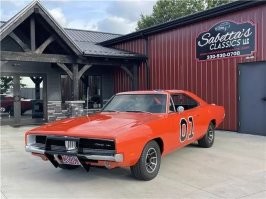 За такую цену тачка должна быть родовитой, а у этого Чарджера истории нет.
Вот тоже 69-й год. Стоит 90 штук. Состояние получше даже. Кроме надписи Дайтона ничего интересного в зеленом нет. В гонках не участвовал, мест не занимал, у известного артиста не был, в фильме не снимался.
За что такой прайс?