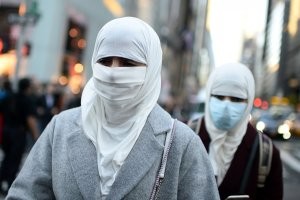 смотрю я на дела ваши чудные, и думаю, что вся ситуация с мигрантами в целом, и с никабами в частности - это 100% вина ваших властей...
приведу в пример США, где я живу
1. очень много мусульман, включая узбеков, таджиков и так далее
2. в магазине на Брайтон-Бич под названием Ташкент и в его отделениях по городу, который, принадлежит, управляется и обсуживается узбеками, можно встретить публику в чем угодно
и в полном мусульманском обличии с никабом, и в шортах и купальнике, тем более место находится в 150 метрах от знаменитого пляжа
я ни разу не видел и не слышал, чтобы хоть кто-то из персонала сделал кому-либо замечание по поводу несоотвествующего их мусульманским представляниям о внешним виде женщин, не пустил бы в магазин и уж тем более пустил руки в ход
Почему? Потому как полиция сюськаться не будет, распустившего язык или руки в тюрьму, магазину в суде жуткую неустойку потом платить "потерпевшему".
Другими словами, когда узбек или таджик приезжает в США, он понимает, что шутить не будут, вид на жительство порежут ножницами и первым рейсом на родину за его же счет.
Когда он приезжает в Россию, можно вытворять что хочешь. 
3. Никабы не обязаны носиться по мусульманской религии. Это личное дело женщины. Ссылки на любые кораны или обычаи можно смело засунуть в жопу, так как это вранье.
В США на это всем нсрать, так как я уже говорил, здесь они ходят по струнке, так пусть хоть  на ослах катаются, во Франции - с никабами была серьезная борьба, вплоть до того, что вмешались муслимские лидеры и сказали, чтобы женщины перестали их носить из за уважение к местным властям. В России, где на улицах редко можно встретить религиозную дичь, как в Нью-Йорке, конечно же надо эту дурь запретить.
Хер его знает, какие рычаги воздействия есть у вас на вашу власть, но с учетом истории вашей страны полностью поддерживаю всех, кто за запрет никабов.