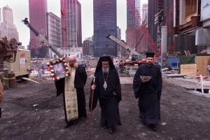 смотрю я на дела ваши чудные, и думаю, что вся ситуация с мигрантами в целом, и с никабами в частности - это 100% вина ваших властей...
приведу в пример США, где я живу
1. очень много мусульман, включая узбеков, таджиков и так далее
2. в магазине на Брайтон-Бич под названием Ташкент и в его отделениях по городу, который, принадлежит, управляется и обсуживается узбеками, можно встретить публику в чем угодно
и в полном мусульманском обличии с никабом, и в шортах и купальнике, тем более место находится в 150 метрах от знаменитого пляжа
я ни разу не видел и не слышал, чтобы хоть кто-то из персонала сделал кому-либо замечание по поводу несоотвествующего их мусульманским представляниям о внешним виде женщин, не пустил бы в магазин и уж тем более пустил руки в ход
Почему? Потому как полиция сюськаться не будет, распустившего язык или руки в тюрьму, магазину в суде жуткую неустойку потом платить "потерпевшему".
Другими словами, когда узбек или таджик приезжает в США, он понимает, что шутить не будут, вид на жительство порежут ножницами и первым рейсом на родину за его же счет.
Когда он приезжает в Россию, можно вытворять что хочешь. 
3. Никабы не обязаны носиться по мусульманской религии. Это личное дело женщины. Ссылки на любые кораны или обычаи можно смело засунуть в жопу, так как это вранье.
В США на это всем нсрать, так как я уже говорил, здесь они ходят по струнке, так пусть хоть  на ослах катаются, во Франции - с никабами была серьезная борьба, вплоть до того, что вмешались муслимские лидеры и сказали, чтобы женщины перестали их носить из за уважение к местным властям. В России, где на улицах редко можно встретить религиозную дичь, как в Нью-Йорке, конечно же надо эту дурь запретить.
Хер его знает, какие рычаги воздействия есть у вас на вашу власть, но с учетом истории вашей страны полностью поддерживаю всех, кто за запрет никабов.