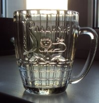 Много, смотрю, в комментариях нелестных отзывов от "широкой русской алкодуши". А всё почему, собственно? Из-за врождённой узколобости диванных экспертов, нежелания вникнуть в проблему, подумать хоть на йоту шире заголовка. Прочитать дальше этого предложения мой текст. Даже не знаю, зачем я его пишу, но даже если хоть один человек станет чуточку разумнее и начнёт анализировать поступающую информацию - мне будет чуть легче жить))

А всего-то-навсего  нужно было обратить внимание на 3 факта.
1. Это сделали в Японии. То есть японцы для японцев.
2. У азиатов генетически алкоголь хуже расщепляется печенью и почти весь уходит в кровь. Поэтому пьют они гораздо меньше. если не стоит цель привести себя в состояние животного.
3. Просто перепроверить информацию на предмет уместности с статье слова "уникальный". Он не уникальный, такие эксперименты с посудой появились практически с момента изобретения посуды.

Но, главное же высказать своё, личное, самое лучшее мнение по вопросу, который касается только японцев. Впрочем, это и есть "общение", потому что собрать сейчас "пацанов" вместе и поболтать - задача 3,14 * здецки сложная, такова жизнь__) Все приятного употребления из самой подходящей вам тары в эти жаркие дни! Сам пью из такой, успел достать, пока они не стали мейнстримом у перекупов))