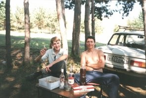 Водка, сигареты, пиво, из закуси похоже только шпроты, да тортик .
Бедолаги решили показать что у них мальборо, хорошая водка, а на закусь денег уже не хватило.
Лучше уж без понтов, винишка домашнего, хорошей домашней закуски, для здоровья полезней.
Хотя... они молодые, у них его еще немеряно, помнится тоже брали в киоске пару бутылок водки и один шоколадный батончик на сдачу, это была вся закусь.Но не на выезде на природу, а когда гуляли вечером по городу и не было времени на подготовку.