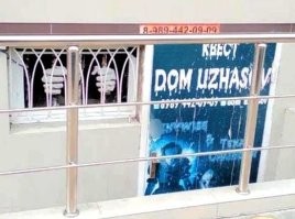 Мне кажется, достаточно взглянуть на дверь оформленную в стиле африканских афиш к западным фильмам ужасов, на которой транслитерацией написаны русские слова, чтобы не соваться в это сомнительное заведение, с не менее сомнительными аттракционами.
