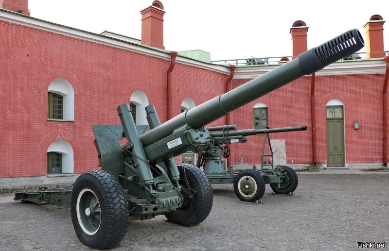 Это что, некоторое время с Петропавловки стреляли из 152мм.