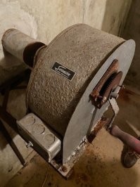 Это ручной "ревун"! Крутишь ручку- воздух нагнетается- появляется звук!Задолбаешься таким объёмом воздух фильтровать.