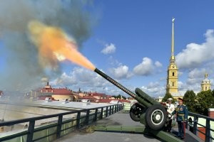 Игрушечная у них какая то пушка, то ли дело в Питере.