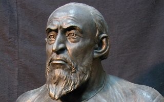 Нихрена он не восстанавливает, он просто придумывает.
Чтобы восстанавливать внешность по черепу, дизайнером быть не достаточно.
Нужно быть серьёзным антропологом и скульптором, и вообще - разносторонне образованным учёным, каким был профессор Герасимов.
Достоверность его портретов неоднократно подтверждали криминалисты, для которых он восстанавливал внешность неопознанных трупов по черепу. Потом по фотографии скульптуры эти люди были идентифицированы. 
Вот как на самом деле выглядел Грозный.
Ничего общего с поделками бразильца.