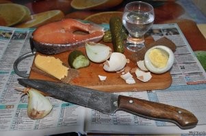 А что, на тарелке нельзя было?