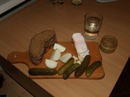 А что, на тарелке нельзя было?