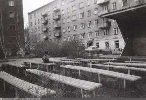 Ну вообще-то концертные сцены во дворах многоквартирных домов возводили ещё в СССР.