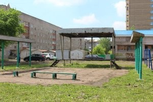 Ну вообще-то концертные сцены во дворах многоквартирных домов возводили ещё в СССР.