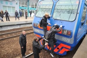 ой) это подростки - им достаточно того что это "модно"
а ещё им нравится что это не нравится людям по старше - от этого они ещё с большим упоением этим заниматься начинают

как по мне лучше уже это, оно как минимум безопасней чем кататься на поездах прицепившись к ним(зацеперство) или снимать тиктоки как ты прыгаешь по крыше высотки(экстрим паркур)

чем бы дитё не маилось я считаю, пройдет, я в юности тоже фигней страдал