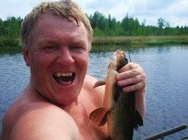 В Приморском крае мужчина спас акулу, закинув её в море