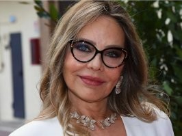 Смотрит на тебя, как на юнца.