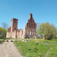 Не оправдываю, но... А много в глухих сёлах по стране все здания, включая довоенные стоят красивыми, целыми? Просто посмотрите на карту и вы поймёте насколько удалено это маленькое село от даже просто средних городов. И однако там есть и школа, магазины, стадион, почта. И кстати исторические достопримечательности в виде кирхи, старинного фонаря и нескольких зданий вполне чистые и не руины, а видно что приглядывают. И не стоит забывать, что когда они строились, там была совершенно другая восстребованность таких зданий. У нас в области много таких строений. И они заброшены вовсе не потому что власти не ухаживают. Просто в таких населённых пунктах такие строения не нужны, а содержать дорого. Так же случилось с многими советскими зданиями в весёлые 90-е, а теперь они тоже не восстребованы и ветшают.
 Но есть у нас множество и восстановленных и хорошо законсервированных строений, как память, как часть истории области.  И такого много. Туристам приезжим есть на что посмотреть. А кто поедет в такую глухомань? Кто будет поддерживать и восстанавливать всё это в целом жителям не нужное абсолютно.
 Вот несколько моих личных фото исторических зданий и руин. Первое фото. Восстановленнаяя кирха, ныне Церковь Георгия Победоносца в Правдинске бывшем Фри дланде. Место историческое даже в мировой истории и город не маленький. Потому восстановление и вообще вид города поддерживается.
 Второе фото. Кирха Святой Анны. Это тоже очень историческое и даже уникальное здание. Известно, что в кирхе похоронена дочь Мартина Лютера Маргарита. Во время войны не пострадала. На данный момент это действующая кирха лютеранской общины.
 Третье фото. Это как раз вот такой очевидный контраст в виде сложности поддержания очень старых домов без помощи. Это город Железнодорожный. Бывший Герда уэн. Это часть исторического квартала. По федеральной(!) программе восстановили и отремонтировали несколько улиц и придали фасадам старинный вид. Выглядит просто отлично, но стоило невероятно много. На фото видно контраст между свежим и тем что было до. Это сделали как раз для привлечения туристов, поскольку городок почти на границе и поток был. Одна из упоминаемых достопримечательностей, то что там было 50 пивоварен! Хороша приманка?
 И последнее фото. Это руины кирхи Св. Барбары. Совсем недалеко от моего дома. Мы часто ездим туда погулять. Там очень чисто, даже косят траву, всё закреплено и присматривают. Находится рядом с аэропортом Храброво и туристы тоже там бывают.