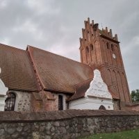 Не оправдываю, но... А много в глухих сёлах по стране все здания, включая довоенные стоят красивыми, целыми? Просто посмотрите на карту и вы поймёте насколько удалено это маленькое село от даже просто средних городов. И однако там есть и школа, магазины, стадион, почта. И кстати исторические достопримечательности в виде кирхи, старинного фонаря и нескольких зданий вполне чистые и не руины, а видно что приглядывают. И не стоит забывать, что когда они строились, там была совершенно другая восстребованность таких зданий. У нас в области много таких строений. И они заброшены вовсе не потому что власти не ухаживают. Просто в таких населённых пунктах такие строения не нужны, а содержать дорого. Так же случилось с многими советскими зданиями в весёлые 90-е, а теперь они тоже не восстребованы и ветшают.
 Но есть у нас множество и восстановленных и хорошо законсервированных строений, как память, как часть истории области.  И такого много. Туристам приезжим есть на что посмотреть. А кто поедет в такую глухомань? Кто будет поддерживать и восстанавливать всё это в целом жителям не нужное абсолютно.
 Вот несколько моих личных фото исторических зданий и руин. Первое фото. Восстановленнаяя кирха, ныне Церковь Георгия Победоносца в Правдинске бывшем Фри дланде. Место историческое даже в мировой истории и город не маленький. Потому восстановление и вообще вид города поддерживается.
 Второе фото. Кирха Святой Анны. Это тоже очень историческое и даже уникальное здание. Известно, что в кирхе похоронена дочь Мартина Лютера Маргарита. Во время войны не пострадала. На данный момент это действующая кирха лютеранской общины.
 Третье фото. Это как раз вот такой очевидный контраст в виде сложности поддержания очень старых домов без помощи. Это город Железнодорожный. Бывший Герда уэн. Это часть исторического квартала. По федеральной(!) программе восстановили и отремонтировали несколько улиц и придали фасадам старинный вид. Выглядит просто отлично, но стоило невероятно много. На фото видно контраст между свежим и тем что было до. Это сделали как раз для привлечения туристов, поскольку городок почти на границе и поток был. Одна из упоминаемых достопримечательностей, то что там было 50 пивоварен! Хороша приманка?
 И последнее фото. Это руины кирхи Св. Барбары. Совсем недалеко от моего дома. Мы часто ездим туда погулять. Там очень чисто, даже косят траву, всё закреплено и присматривают. Находится рядом с аэропортом Храброво и туристы тоже там бывают.