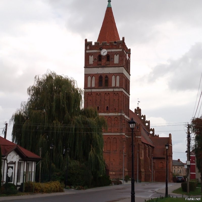 Не оправдываю, но... А много в глухих сёлах по стране все здания, включая довоенные стоят красивыми, целыми? Просто посмотрите на карту и вы поймёте насколько удалено это маленькое село от даже просто средних городов. И однако там есть и школа, магазины, стадион, почта. И кстати исторические достопримечательности в виде кирхи, старинного фонаря и нескольких зданий вполне чистые и не руины, а видно что приглядывают. И не стоит забывать, что когда они строились, там была совершенно другая восстребованность таких зданий. У нас в области много таких строений. И они заброшены вовсе не потому что власти не ухаживают. Просто в таких населённых пунктах такие строения не нужны, а содержать дорого. Так же случилось с многими советскими зданиями в весёлые 90-е, а теперь они тоже не восстребованы и ветшают.
 Но есть у нас множество и восстановленных и хорошо законсервированных строений, как память, как часть истории области.  И такого много. Туристам приезжим есть на что посмотреть. А кто поедет в такую глухомань? Кто будет поддерживать и восстанавливать всё это в целом жителям не нужное абсолютно.
 Вот несколько моих личных фото исторических зданий и руин. Первое фото. Восстановленнаяя кирха, ныне Церковь Георгия Победоносца в Правдинске бывшем Фри дланде. Место историческое даже в мировой истории и город не маленький. Потому восстановление и вообще вид города поддерживается.
 Второе фото. Кирха Святой Анны. Это тоже очень историческое и даже уникальное здание. Известно, что в кирхе похоронена дочь Мартина Лютера Маргарита. Во время войны не пострадала. На данный момент это действующая кирха лютеранской общины.
 Третье фото. Это как раз вот такой очевидный контраст в виде сложности поддержания очень старых домов без помощи. Это город Железнодорожный. Бывший Герда уэн. Это часть исторического квартала. По федеральной(!) программе восстановили и отремонтировали несколько улиц и придали фасадам старинный вид. Выглядит просто отлично, но стоило невероятно много. На фото видно контраст между свежим и тем что было до. Это сделали как раз для привлечения туристов, поскольку городок почти на границе и поток был. Одна из упоминаемых достопримечательностей, то что там было 50 пивоварен! Хороша приманка?
 И последнее фото. Это руины кирхи Св. Барбары. Совсем недалеко от моего дома. Мы часто ездим туда погулять. Там очень чисто, даже косят траву, всё закреплено и присматривают. Находится рядом с аэропортом Храброво и туристы тоже там бывают.