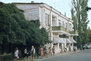 Ялта. Аптека на улице Боткинская. (на лево за аптекой, через 100 метров - набережная).