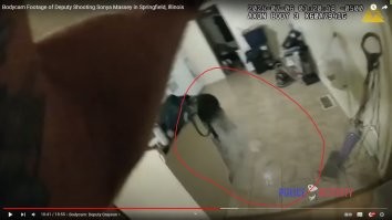 Вы видимо с телефона смотрели. Там плохо видно. Сделал для вас скриншоты.
1 - Кастрюля стоит на столе. Тетка присела.
2. Далее она дергается, хватает и бросает её в копа. Летящая кастрюля хорошо видна.
3. Видно и слышно как выливается вода. На видео видно как от выливающейся воды идёт пар.
4. Тётка повержена. Кастрюли на столе нет.

Можете сами просмотреть на большом экране на скорости 0,25.