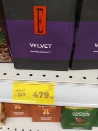 Это не ежедневный набор. В таком случае я могу выложить список продуктов из Метро, купленных в один визит, только хватает этого списка на месяц, а некоторых позиций и больше. Если разбить пакет стирального порошка на количество стирок, на которые его хватает, то получается не такая уж внушительная цифра. А уж если разбить по сроку использования, то и подавно.
Цены в Пятёрке не очень отличаются по России. 
1. Пакет крупы. Какая? Рис круглый есть за 70р,, Увелка уже 130.
2. Макароны. Какие? Я покупаю Barilla - 85р. Магнитовские - 20р., Federici уже 180
2. Колбаса. Какая? Сервелат Карельский - 100р. за 280гр., Черкизово Сальчичон - 560р за 300гр.
3. Сыр. Какой? Магнитовский (не сырный продукт, а сыр) - 50р/100гр., Брест - Литовск Тильзитер - 150р./100гр.
4. Молоко. Какое? Курское в пакетах у нас около 55р/900гр., что-нибудь вроде около 80р, что-нибудь вроде Valio уже больше 100р.
4. Кофе. Какой? Кофе Магнитовский - 80р, Velvet - 480p. Вес одинаковый.
5. Куриная грудка. Ну тут спрашивать не буду. На неё цена примерно одинаковая. Хотя и тут есть нюансы. 1. С кожей и на кости. 2. Без. Цена разная.
6. Йогурт. Какой? Имунелле - 30р,, Даниссимо - 60р., Греческий - 100р.
7. Фрукты. Какие? Яблоки сезонные 115р., Помело - около 300р.
К чему весь этот экскурс. Во-первых, к тому, что при большом желании можно за раз потратить 3000р, можно и больше. А можно уложиться в 1000 и набрать целый пакет всего, учитывая фрукты, овощи и десерт. Во-вторых, в Вашем комментарии нет никакой конкретики. А без конкретики Ваш комментарий, это ничего не значащий набор букв. Я Вам показал наглядно. К тому же есть огромная разница по составу семьи. Я уже долгое время живу один. С собакой и кошкой. У человека с женой и двумя детьми совсем другая смета. Даже порода домашнего питомца на это влияет. Мини такса и дворовый кот, это одна смета, лабрадор и мейнкун, совсем другая. Опять же, в основном продукция, как Вы видите, отечественных производителей. Если сунемся в импорт, цены будут абсолютно другие. 
P.S. Как Вы видите,все цены Магнитовские. В Пятёрку нужно ехать, а Магнит в соседнем доме. Победила лень. К тому же мне всё равно нужно было в Магнит. Но Вы знаете, что цены +/- одинаковые. На какие-то позиции ценник немного ниже в Магните, например колбасные изделия покупаю тут, на какие -то в Пятёрке, молочку беру у них. Ассортимент немного отличается. Но в принципе всё более менее одинаково.