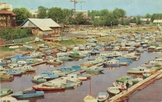 Помню, из универмага Тверь идешь через мост к цирку, тоже такая картина с моторками открывалась. Теперь универмаг Тверь совсем в другом месте и моторок нет.