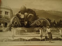 В лето 80 и 81 гг. я, по вечерам, с осьминога не слазил. Самый любимый аттракцион был, со множеством лампочек на щупальцах и такими уютненькими кабиночками. После скучал по нему. Символом набережной он был точно.