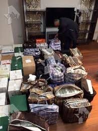 Ну преувеличивать не стоит. Всё там спокойно помещается. Несколько миллиардов, это конечно офигеть, как много. Но в денежном эквиваленте - несколько сумок и коробок. Уж не как не забитая по самый потолок квартира. Если только рублями, да и то вряд ли. Квартира была снята не потому что не помещалось, а чтобы не держать дома.