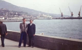 Это Ялта, набережная. ( ещё GANZы в порту стояли... это 70-ые ).