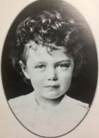 Кого-то он мне напоминает... 
Когда был Коля маленький, с кудрявой головой...