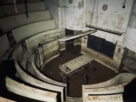 Свой собственный театр в подвале, клёво же.