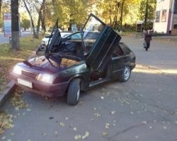 "Все в мире мечтают о Тесле, в то время как в России уже давно изобрели девятку вот с такими откидными дверьми. Прям как из фильма "Назад в будущее"." (с) Афтар тебе сколько лет, двери как у Ламборджини и если очень хотел понтануться это как в "Форсаже", в названом тобой фильме совсем другой механизм.