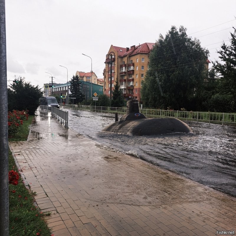 Ну чо? А нас вон сегодня в городской группе с дём ВМФ поздравили. Умельцы однако. Тут пририсована только подлодка, если что.