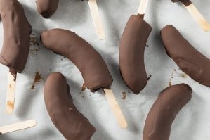 Торт и бананы в шоколаде. Отличный десерт