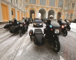 Многие не заметили или не приняли во внимание на эту часть  "Почётный эскорт на мотоциклах работает круглый год."

Они и раньше зимой с боковыми прицепами катались.