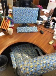 с таким флагом, как слева у монитора, надо было петухами обклеивать..

впрочем, там наверное весь коллектив такой