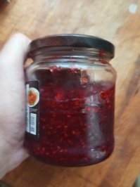 Бабушка у меня уже очень пожилой человек. В следующем году 95. Поэтому варенье варить тяжело. Мама варит. Она тоже уже трижды бабушка. Вчера только привезла.