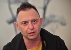 Вы думаете, все кто остался за нас? нет, просто у кого то мозга больше. Например тот же рома жирный зверь, он был против, везде орал, а потом прикинул уй к носу, что он уже скатился и никому не нужен, сразу переобулся и поехал на фронт, спел 2 нищие песни на гитаре и продолжает давать концерты в Москве и зарабатывает бабки. Он не патриот, он приспособленец.
