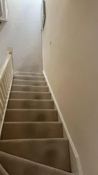 Тут вопрос, какой материал покрытия. Может статься и за год вытерлось. Особенно, если дети, и в целом народ, постоянно шарится туда сюда.