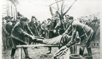 Глава Екатеринбурга пообещал премию за информацию о вандале, который испортил фасад администрации города