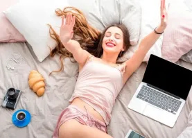 Что у неё с правой рукой? Или это категория, где с уродствами?