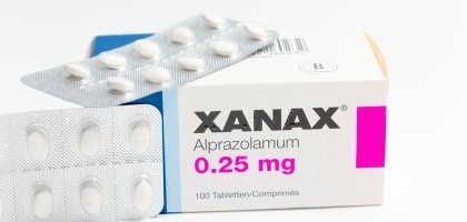 «Ксанакс» снимает тревогу (например, боязнь летать самолётами). Помогает стабилизировать сон при смене часовых поясов. Спрашивайте в аптеках города.