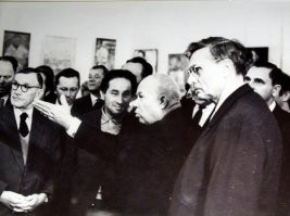 Разговор Хрущева с художником Жутовским на выставке «30 лет МОСХ» в Манеже, Москва, 2 декабря 1962 года.

«Кто автор этой мазни? Что это? Давайте его сюда!

Вот какой красивый; если бы она на вас была похожа, я бы сказал   художник стоящий. Это же юродство. Зачем вы это пишете, для чего вы это делаете?!

Жутовский: Это портрет моего брата.

  Штаны с вас спустить надо. Какой это брат? И вам не стыдно? Это юродство, а он говорит   это брат. Вы нормальный физически человек? Вы педераст или нормальный человек? Это   педерасты в живописи»