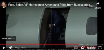 Думайте, что хотите, что он собирался полететь в Россию, или что он просто хотел сесть сзади и куда-то улететь...
Но просто вот 2 факта - пошел он именно в кабину к пилотам, а члены экипажа не выходили из самолета. И задумайтесь, если бы господин Путин хотел бы поблагодарить пилотов - вы бы тоже считали это чем-то странным? По мне так вполне себе обычный поступок, нет?