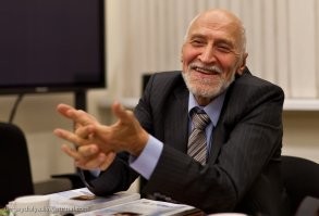 Дорожные войны. В Бишкеке скутеристы и автомобилист устроили драку