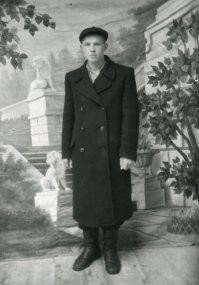 В фотоателье. Валерий. 5 февраля 1957г.