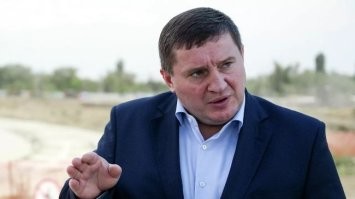 Нам нужны мигранты, и пусть они больше рожают   губернатор Волгоградской области   Повысить демографические показатели в Волгоградской области «исключительно за счёт увеличения различных финансовых выплат невозможно», нужно привлекать в регион мигрантов, в семьях которых много детей. Об этом заявил на совещании правительства губернатор региона Андрей Бочаров, передает «Царьград ТВ».

По словам Бочарова, сейчас в регионе рожают, в основном, женщины поколения 1990-х, которых немного. Кроме того, многие пары откладывают появление первенца. Если в 2000-х первый ребёнок в семье появлялся, когда маме было 22?23 года, то теперь   как минимум 29. При этом сделать многодетность модной тенденцией сами волгоградцы не смогут, поэтому нужно привлекать в регион людей. Руководитель региона подчеркнул, что приехавшие должны уважать историю и культуру России, разделять традиционные семейные ценности.

«Надо подумать, как протянуть руку поддержки высококлассным специалистам, которые бы могли применить свой опыт и знания на нашей земле»,   заявил Андрей Бочаров.
«И этот человек 10 лет возглавляет регион! Коренные жители или бегут отсюда, или отказываются рожать, а губернатор вместо создания хороших условий, решения квартирного вопроса, материального стимулирования предлагает завезти гастарбайтеров. У Бочарова нет сомнений, что увеличение выплат не поможет. Странное мнение. Есть же прекрасный пример Сахалина. Там меры финансовой поддержки многодетных семей позволили переломить тенденцию»,   возмущаются авторы ТК «Царьград».
Тем временем в Сети после речи Бочарова появились призывы «снять с должности за профессиональную непригодность».
