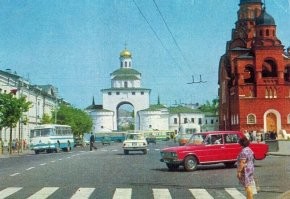 г. Владимир
не знал, что когда-то был поворот из которого выезжает красная шестёрка )
сейчас там тротуар