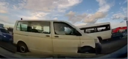 Бэха ехала параллельно микроавтобусу. Либо обочечник, либо выезд на трассу справа и микроавтобус уходя от столкновения выехал на встречку.