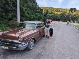 Приятель прислал с Кубы - это не такси, эту машину они с женой арендовали на отпуск.
А ниже - кладбище Колон в Гаване, памятник Капабланке -